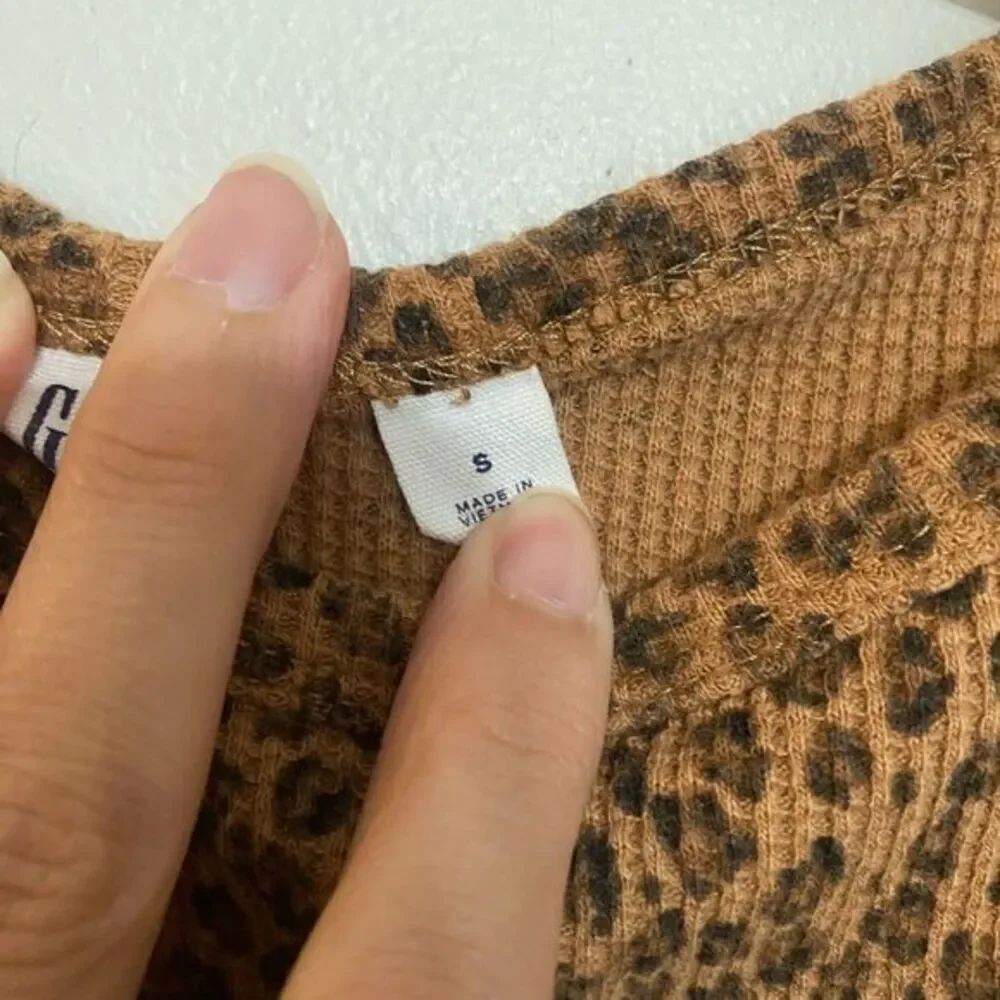- Gap girls size‎ small long sleeve cheetah print top